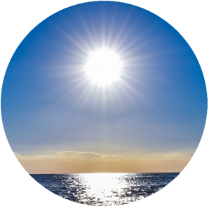 soleil brillant ay=u dessus de la mer