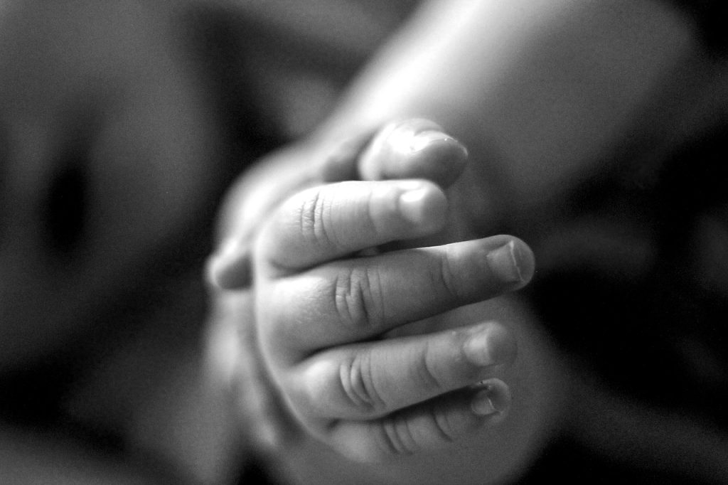 main de très jeune enfant en noir et blanc. 