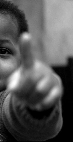 l'index d'un enfant qui pointe